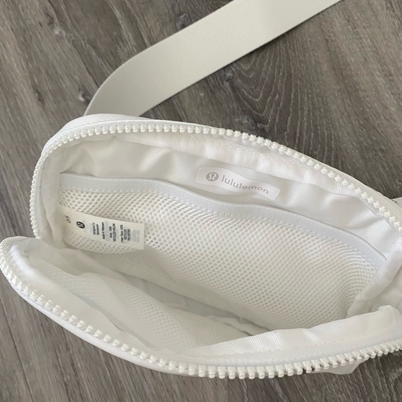Brand new Lululemon Belt bag Pure White Fanny pack - Picture 6 of 10